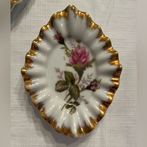 Vintage Betson's of Japan, Mose
Rose Trinket or Tea Bag Dish, Gold Ruffled Trim.
